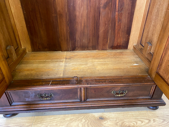Imposanter antiker Kleiderschrank aus vollem Holz in Nussbaum mit Schubladen und Messinggriffen I Gründerzeit I um 1890