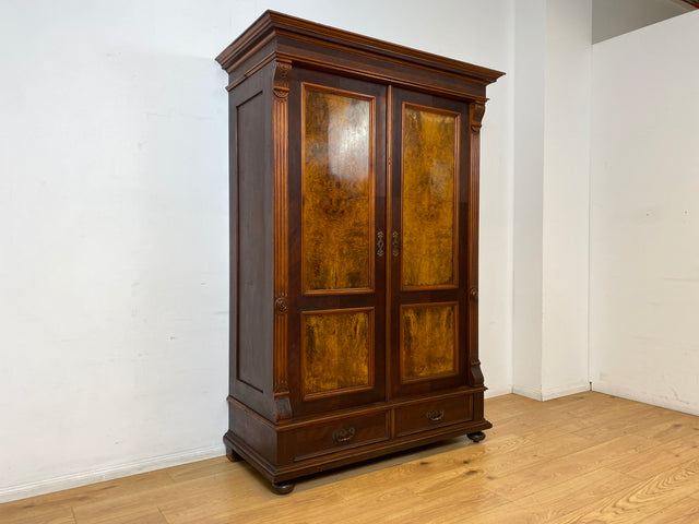 Imposanter antiker Kleiderschrank aus vollem Holz in Nussbaum mit Schubladen und Messinggriffen I Gründerzeit I um 1890
