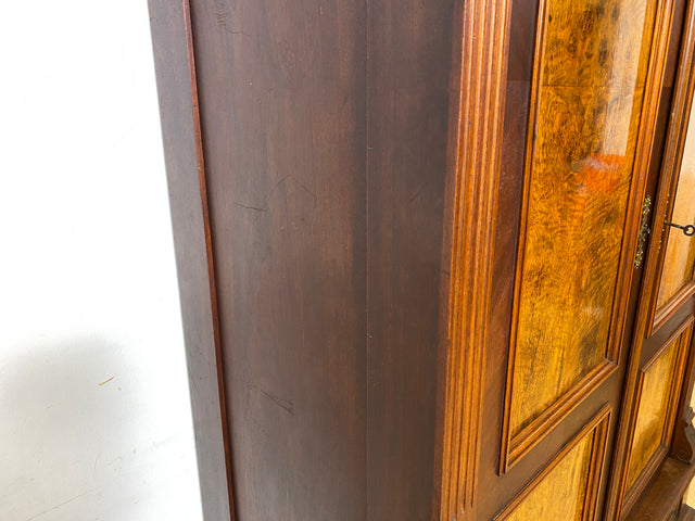Imposanter antiker Kleiderschrank aus vollem Holz in Nussbaum mit Schubladen und Messinggriffen I Gründerzeit I um 1890