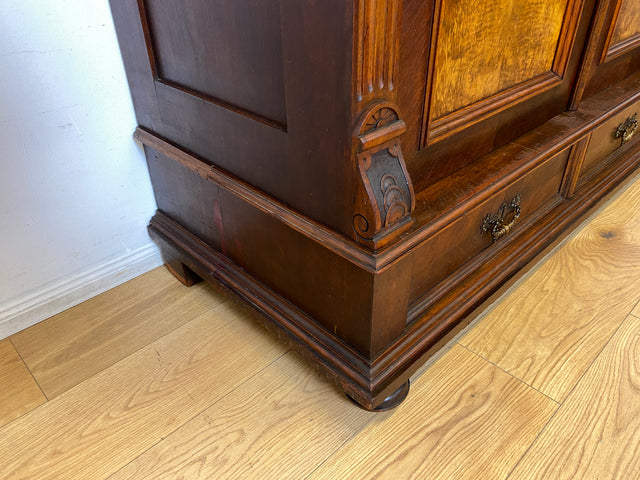 Imposanter antiker Kleiderschrank aus vollem Holz in Nussbaum mit Schubladen und Messinggriffen I Gründerzeit I um 1890
