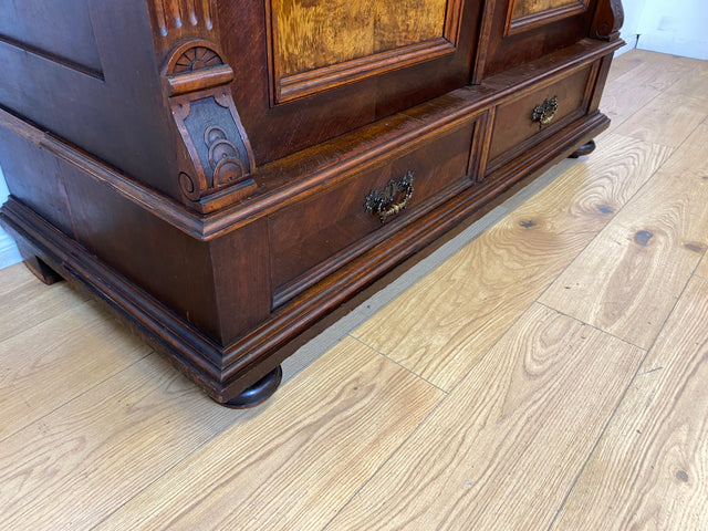 Imposanter antiker Kleiderschrank aus vollem Holz in Nussbaum mit Schubladen und Messinggriffen I Gründerzeit I um 1890