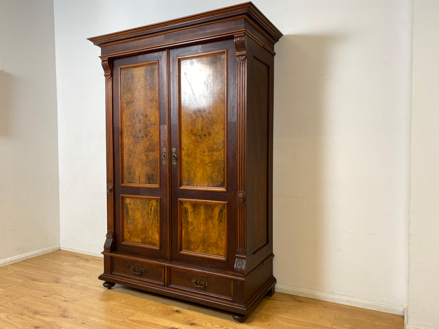 Imposanter antiker Kleiderschrank aus vollem Holz in Nussbaum mit Schubladen und Messinggriffen I Gründerzeit I um 1890