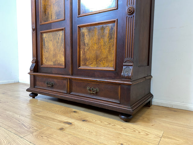 Imposanter antiker Kleiderschrank aus vollem Holz in Nussbaum mit Schubladen und Messinggriffen I Gründerzeit I um 1890