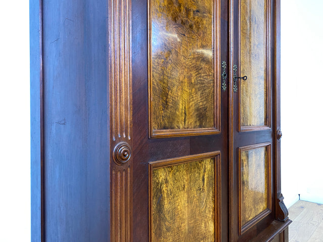 Imposanter antiker Kleiderschrank aus vollem Holz in Nussbaum mit Schubladen und Messinggriffen I Gründerzeit I um 1890