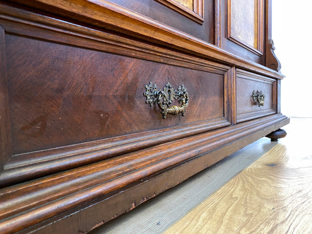 Imposanter antiker Kleiderschrank aus vollem Holz in Nussbaum mit Schubladen und Messinggriffen I Gründerzeit I um 1890