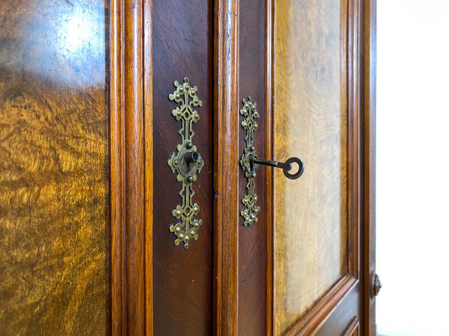 Imposanter antiker Kleiderschrank aus vollem Holz in Nussbaum mit Schubladen und Messinggriffen I Gründerzeit I um 1890
