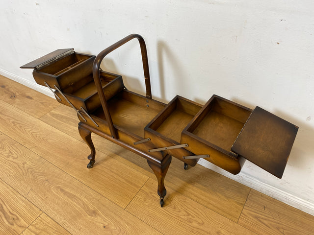 Wunderschöner & sehr gut erhaltener aufklappbarer 30er Jahre Nähkorb auf Rollen mit Griff I Nähschränkchen Korb Schmuckkasten Schminktisch Beistelltisch Chippendale Vintage