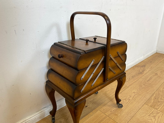 Wunderschöner & sehr gut erhaltener aufklappbarer 30er Jahre Nähkorb auf Rollen mit Griff I Nähschränkchen Korb Schmuckkasten Schminktisch Beistelltisch Chippendale Vintage