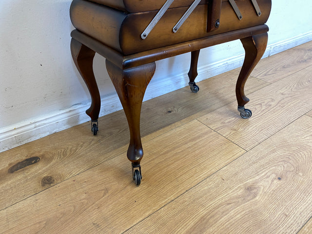 Wunderschöner & sehr gut erhaltener aufklappbarer 30er Jahre Nähkorb auf Rollen mit Griff I Nähschränkchen Korb Schmuckkasten Schminktisch Beistelltisch Chippendale Vintage