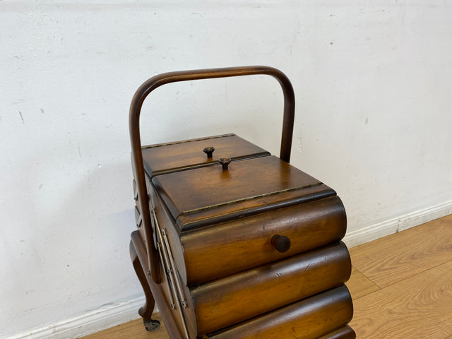 Wunderschöner & sehr gut erhaltener aufklappbarer 30er Jahre Nähkorb auf Rollen mit Griff I Nähschränkchen Korb Schmuckkasten Schminktisch Beistelltisch Chippendale Vintage