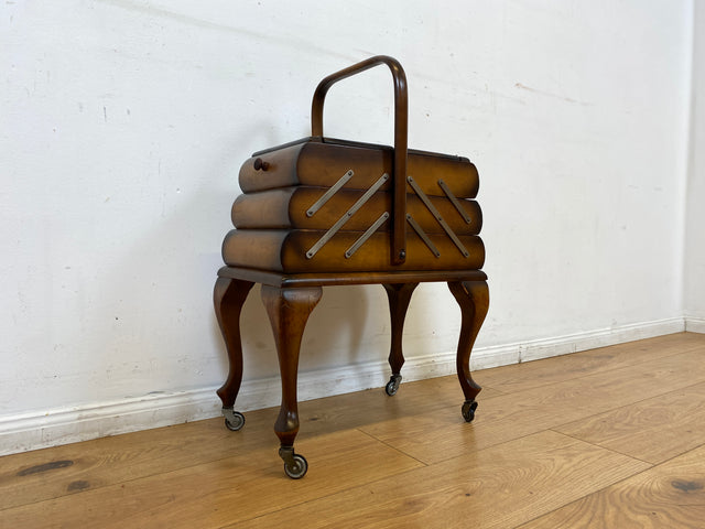 Wunderschöner & sehr gut erhaltener aufklappbarer 30er Jahre Nähkorb auf Rollen mit Griff I Nähschränkchen Korb Schmuckkasten Schminktisch Beistelltisch Chippendale Vintage