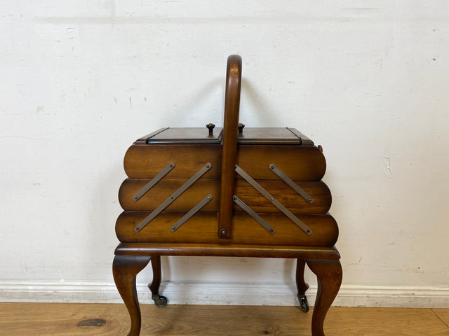 Wunderschöner & sehr gut erhaltener aufklappbarer 30er Jahre Nähkorb auf Rollen mit Griff I Nähschränkchen Korb Schmuckkasten Schminktisch Beistelltisch Chippendale Vintage