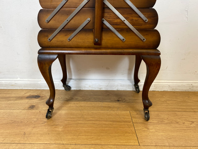 Wunderschöner & sehr gut erhaltener aufklappbarer 30er Jahre Nähkorb auf Rollen mit Griff I Nähschränkchen Korb Schmuckkasten Schminktisch Beistelltisch Chippendale Vintage