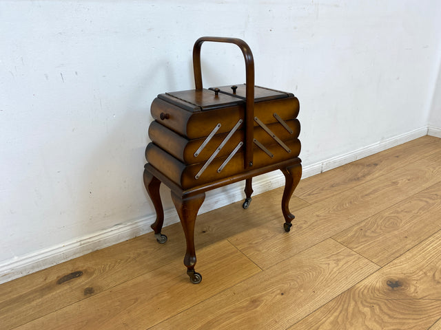 Wunderschöner & sehr gut erhaltener aufklappbarer 30er Jahre Nähkorb auf Rollen mit Griff I Nähschränkchen Korb Schmuckkasten Schminktisch Beistelltisch Chippendale Vintage