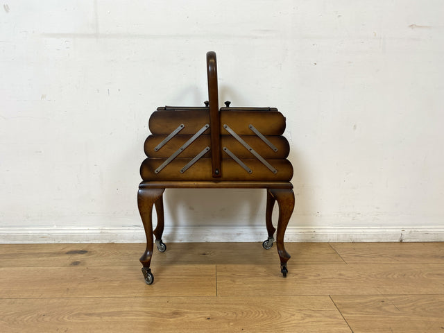 Wunderschöner & sehr gut erhaltener aufklappbarer 30er Jahre Nähkorb auf Rollen mit Griff I Nähschränkchen Korb Schmuckkasten Schminktisch Beistelltisch Chippendale Vintage