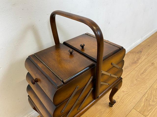 Wunderschöner & sehr gut erhaltener aufklappbarer 30er Jahre Nähkorb auf Rollen mit Griff I Nähschränkchen Korb Schmuckkasten Schminktisch Beistelltisch Chippendale Vintage