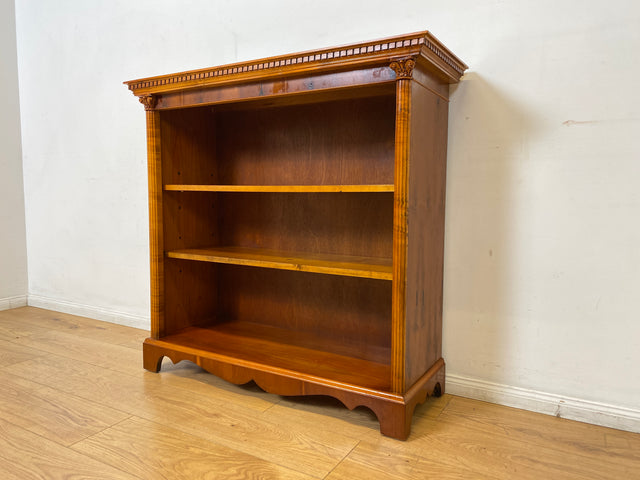 WMK I Hochwertiges & sehr gut erhaltenes kleines Bücherregal aus 1981 im englischen Regency Stil, Handverziert