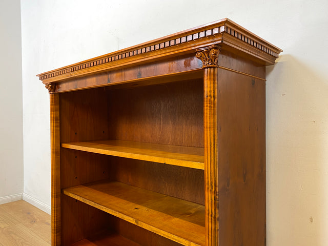 WMK I Hochwertiges & sehr gut erhaltenes kleines Bücherregal aus 1981 im englischen Regency Stil, Handverziert