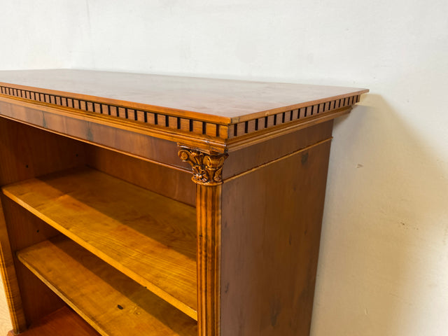 WMK I Hochwertiges & sehr gut erhaltenes kleines Bücherregal aus 1981 im englischen Regency Stil, Handverziert