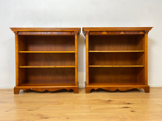 WMK I Hochwertiges & sehr gut erhaltenes kleines Bücherregal aus 1981 im englischen Regency Stil, Handverziert