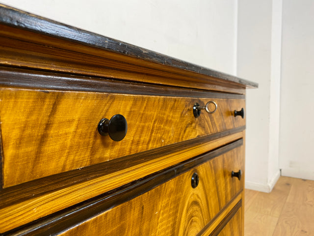 Hübsche dänische antike Kommode aus vollem Holz mit Schubladen und formschönen Holzgriffen