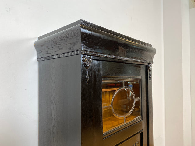 Zauberhafte dänische antike Vitrine I Vollholz mit facettiertem Originalglas, um 1900.