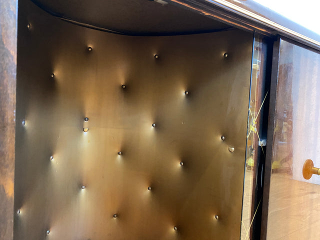Formschöne dunkle 50er Jahre Barkommode mit Schiebetüren , Originalglas und Messingbeschlag I Bar Barschrank Vitrine Kommode Sideboard Rockabilly Mid-Century Vintage 60er I