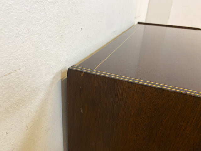 Formschöne dunkle 50er Jahre Barkommode mit Schiebetüren , Originalglas und Messingbeschlag I Bar Barschrank Vitrine Kommode Sideboard Rockabilly Mid-Century Vintage 60er I