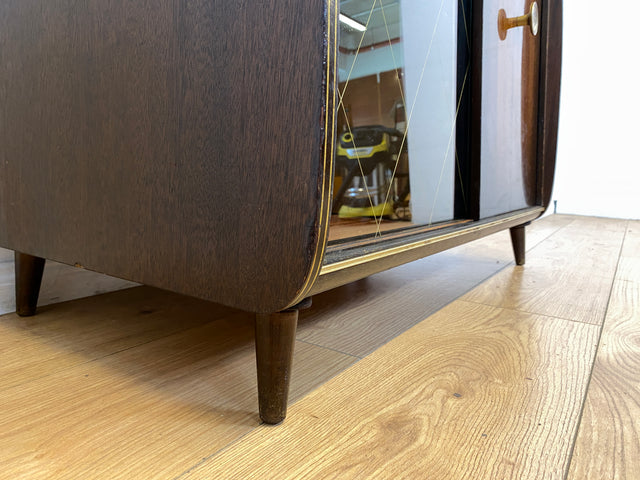 Formschöne dunkle 50er Jahre Barkommode mit Schiebetüren , Originalglas und Messingbeschlag I Bar Barschrank Vitrine Kommode Sideboard Rockabilly Mid-Century Vintage 60er I