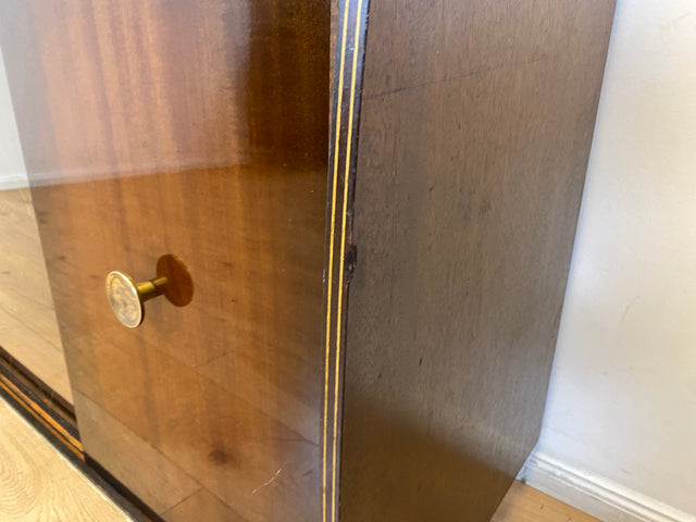 Formschöne dunkle 50er Jahre Barkommode mit Schiebetüren , Originalglas und Messingbeschlag I Bar Barschrank Vitrine Kommode Sideboard Rockabilly Mid-Century Vintage 60er I