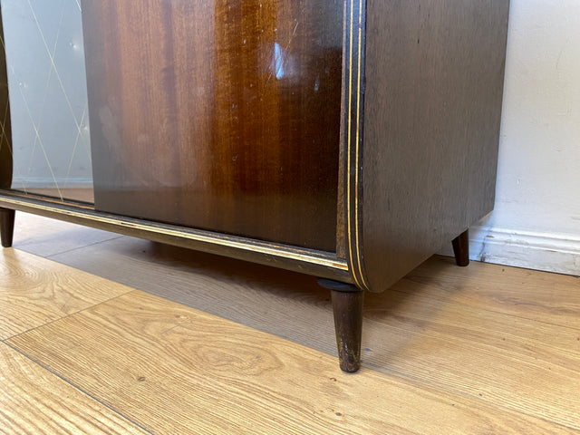 Formschöne dunkle 50er Jahre Barkommode mit Schiebetüren , Originalglas und Messingbeschlag I Bar Barschrank Vitrine Kommode Sideboard Rockabilly Mid-Century Vintage 60er I