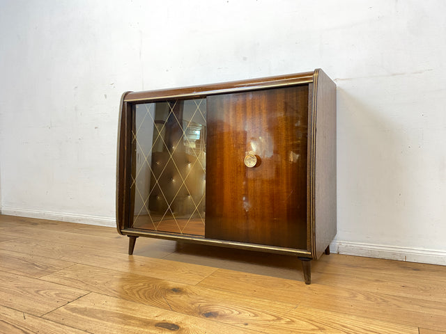Formschöne dunkle 50er Jahre Barkommode mit Schiebetüren , Originalglas und Messingbeschlag I Bar Barschrank Vitrine Kommode Sideboard Rockabilly Mid-Century Vintage 60er I