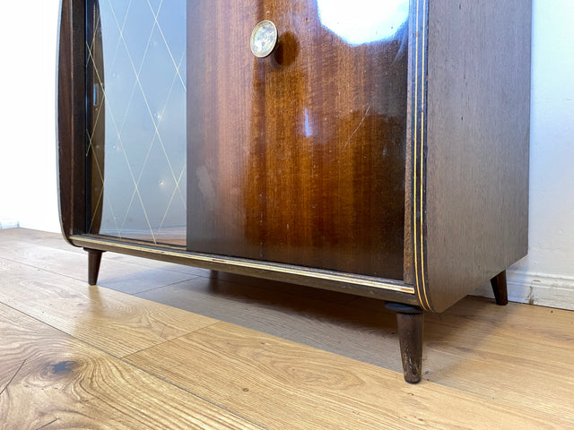 Formschöne dunkle 50er Jahre Barkommode mit Schiebetüren , Originalglas und Messingbeschlag I Bar Barschrank Vitrine Kommode Sideboard Rockabilly Mid-Century Vintage 60er I