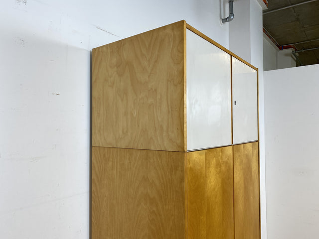 Ein VEB Hellerau Original I Stilvoller Mid-Century Kleiderschrank 794/1A aus 1967 mit Aufsatz und Schubladen I Schrank Schlafzimmerschrank Wardrobe Vintage Retro 60er I