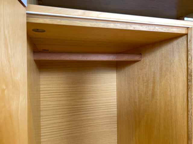 Ein VEB Hellerau Original I Stilvoller Mid-Century Kleiderschrank 794/1A aus 1967 mit Aufsatz und Schubladen I Schrank Schlafzimmerschrank Wardrobe Vintage Retro 60er I