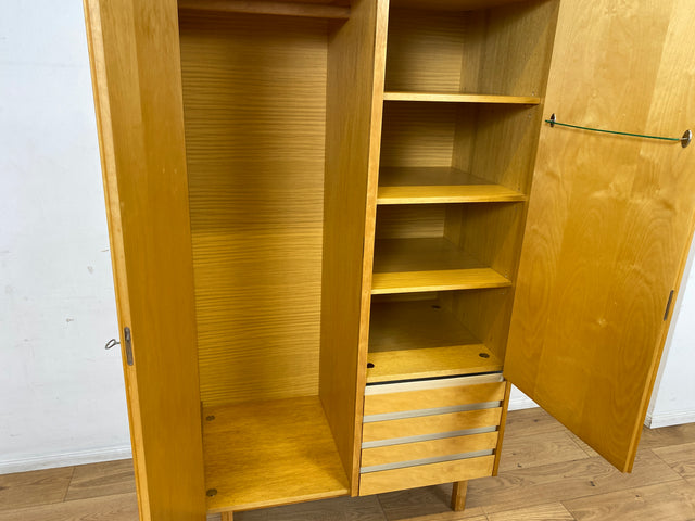 Ein VEB Hellerau Original I Stilvoller Mid-Century Kleiderschrank 794/1A aus 1967 mit Aufsatz und Schubladen I Schrank Schlafzimmerschrank Wardrobe Vintage Retro 60er I