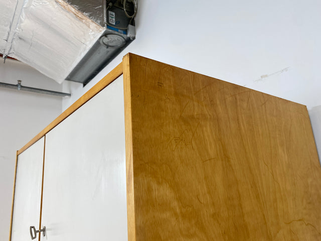 Ein VEB Hellerau Original I Stilvoller Mid-Century Kleiderschrank 794/1A aus 1967 mit Aufsatz und Schubladen I Schrank Schlafzimmerschrank Wardrobe Vintage Retro 60er I