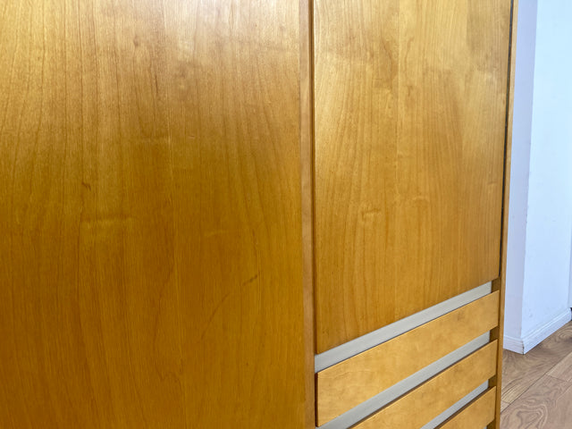 Ein VEB Hellerau Original I Stilvoller Mid-Century Kleiderschrank 794/1A aus 1967 mit Aufsatz und Schubladen I Schrank Schlafzimmerschrank Wardrobe Vintage Retro 60er I