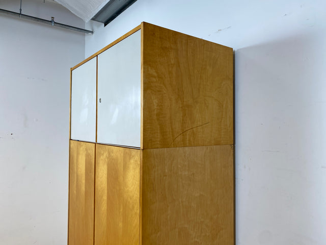 Ein VEB Hellerau Original I Stilvoller Mid-Century Kleiderschrank 794/1A aus 1967 mit Aufsatz und Schubladen I Schrank Schlafzimmerschrank Wardrobe Vintage Retro 60er I