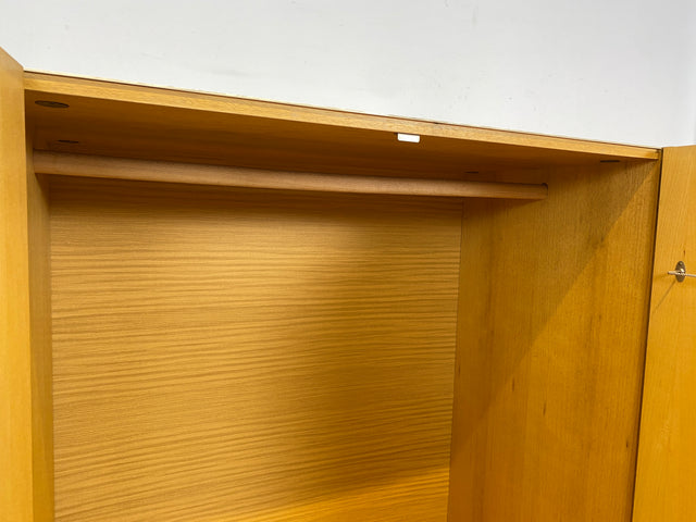 Ein VEB Hellerau Original I Seltener Mid-Century Kleiderschrank 799/O aus 1966 in ozeanischem Nussbaum mit Kleiderstange I Schrank Schlafzimmerschrank Vintage Retro 60er I