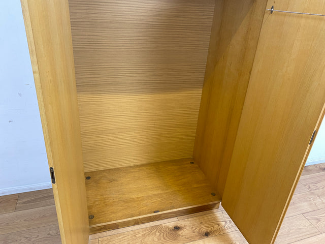 Ein VEB Hellerau Original I Seltener Mid-Century Kleiderschrank 799/O aus 1966 in ozeanischem Nussbaum mit Kleiderstange I Schrank Schlafzimmerschrank Vintage Retro 60er I