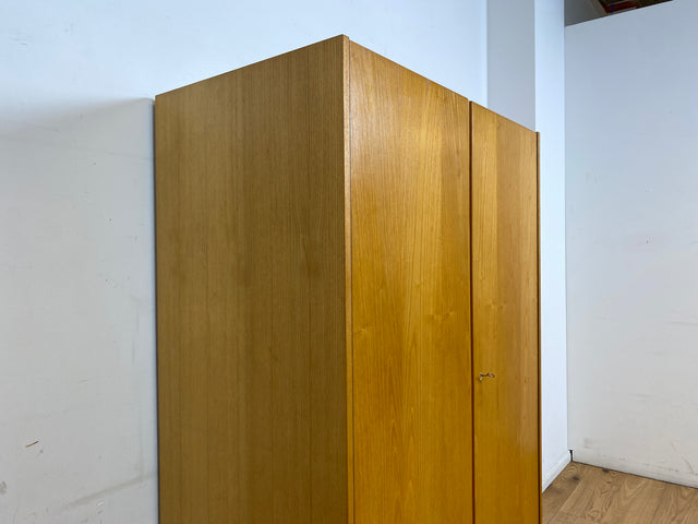 Ein VEB Hellerau Original I Seltener Mid-Century Kleiderschrank 799/O aus 1966 in ozeanischem Nussbaum mit Kleiderstange I Schrank Schlafzimmerschrank Vintage Retro 60er I