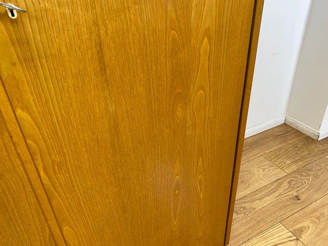 Ein VEB Hellerau Original I Seltener Mid-Century Kleiderschrank 799/O aus 1966 in ozeanischem Nussbaum mit Kleiderstange I Schrank Schlafzimmerschrank Vintage Retro 60er I