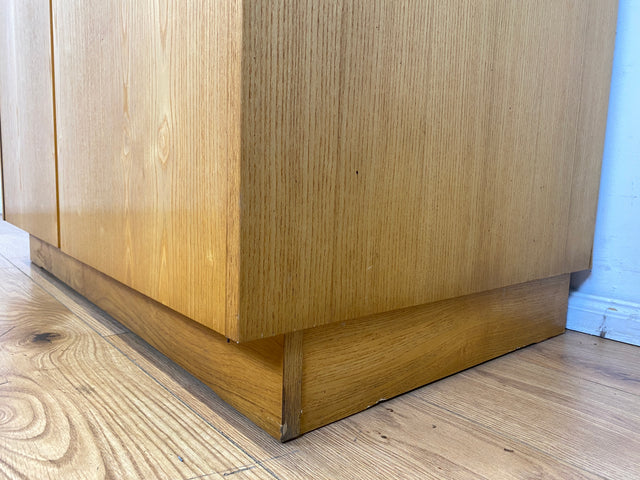 Ein VEB Hellerau Original I Seltener Mid-Century Kleiderschrank 799/O aus 1966 in ozeanischem Nussbaum mit Kleiderstange I Schrank Schlafzimmerschrank Vintage Retro 60er I