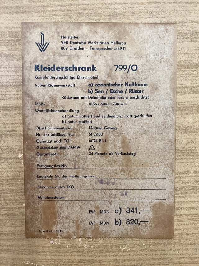 Ein VEB Hellerau Original I Seltener Mid-Century Kleiderschrank 799/O aus 1966 in ozeanischem Nussbaum mit Kleiderstange I Schrank Schlafzimmerschrank Vintage Retro 60er I