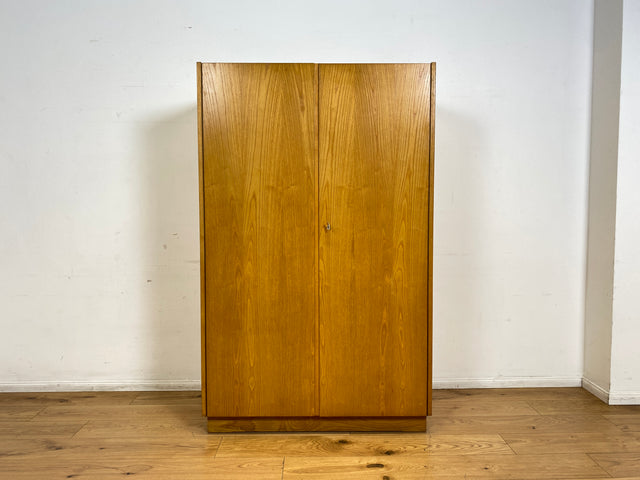 Ein VEB Hellerau Original I Seltener Mid-Century Kleiderschrank 799/O aus 1966 in ozeanischem Nussbaum mit Kleiderstange I Schrank Schlafzimmerschrank Vintage Retro 60er I