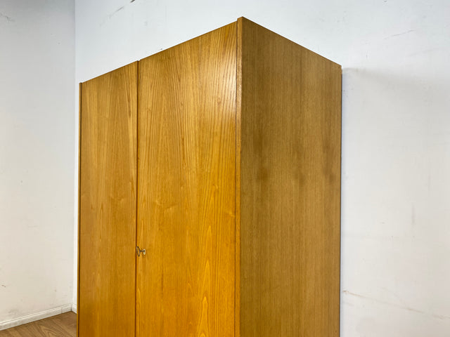 Ein VEB Hellerau Original I Seltener Mid-Century Kleiderschrank 799/O aus 1966 in ozeanischem Nussbaum mit Kleiderstange I Schrank Schlafzimmerschrank Vintage Retro 60er I