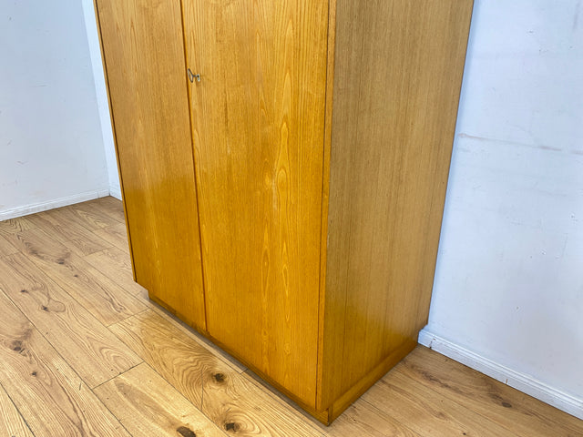 Ein VEB Hellerau Original I Seltener Mid-Century Kleiderschrank 799/O aus 1966 in ozeanischem Nussbaum mit Kleiderstange I Schrank Schlafzimmerschrank Vintage Retro 60er I