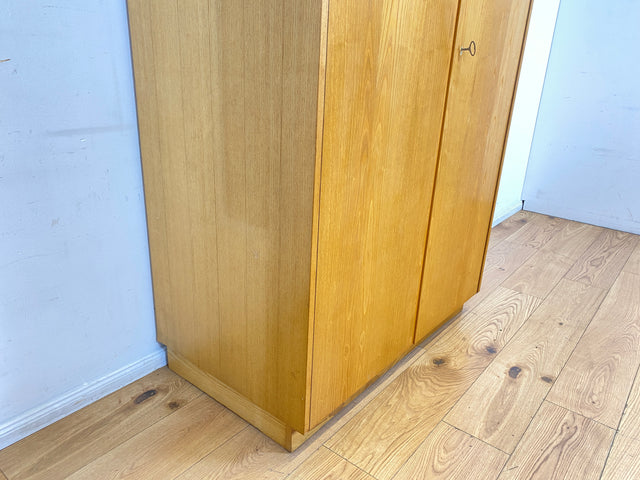 Ein VEB Hellerau Original I Seltener Mid-Century Kleiderschrank 799/O aus 1966 in ozeanischem Nussbaum mit Kleiderstange I Schrank Schlafzimmerschrank Vintage Retro 60er I