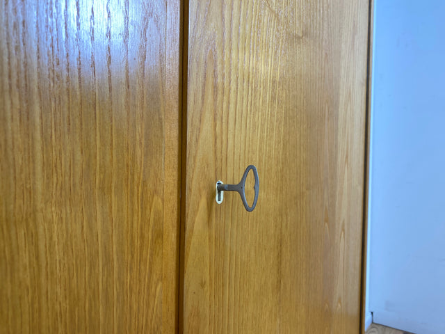 Ein VEB Hellerau Original I Seltener Mid-Century Kleiderschrank 799/O aus 1966 in ozeanischem Nussbaum mit Kleiderstange I Schrank Schlafzimmerschrank Vintage Retro 60er I